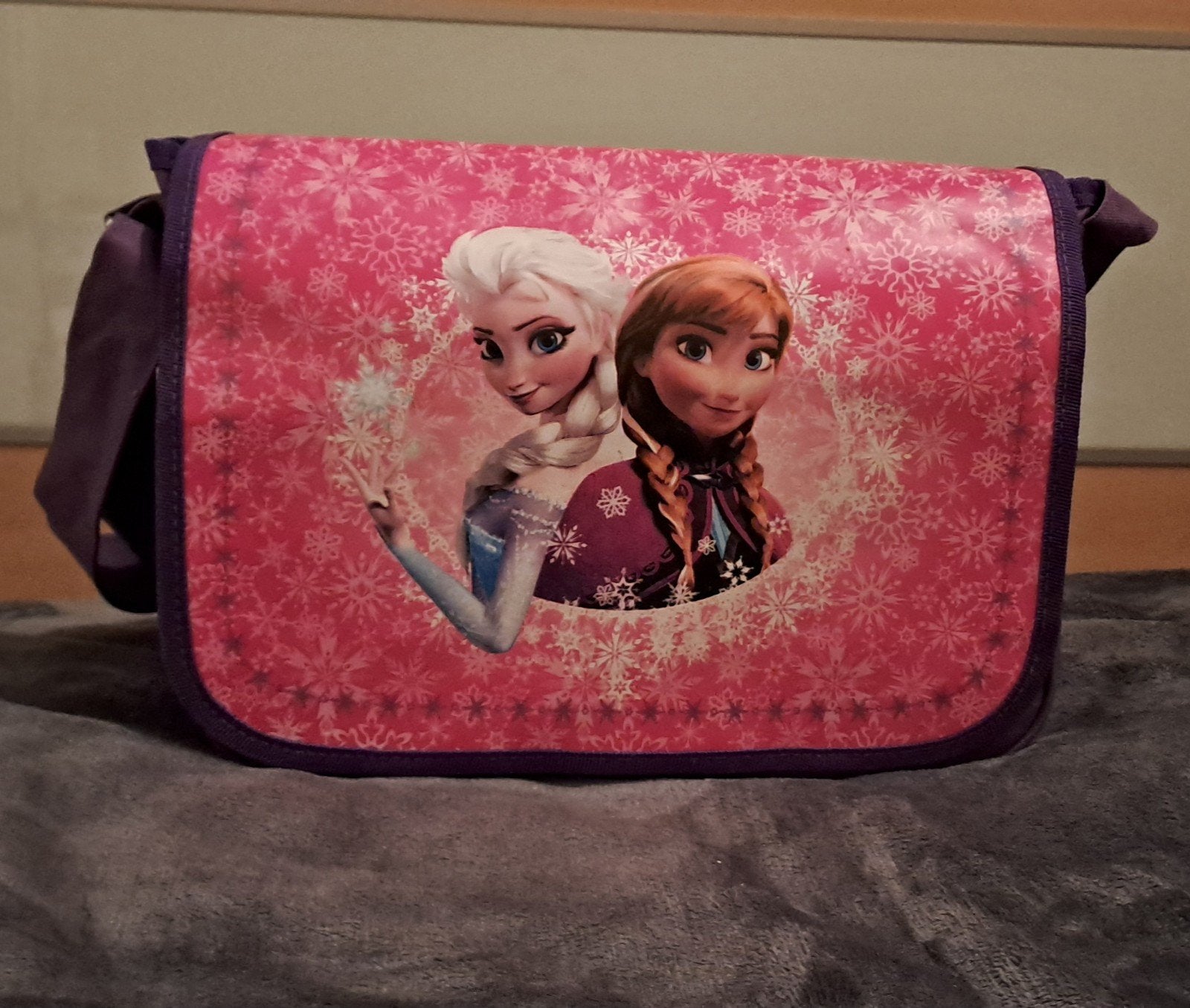 Sac à bandoulière La Reine des neiges (35 cm/24 cm), Bijoux, Sacs & Beauté, Sacs | Sacs à bandoulière, Comme neuf, Autres marques