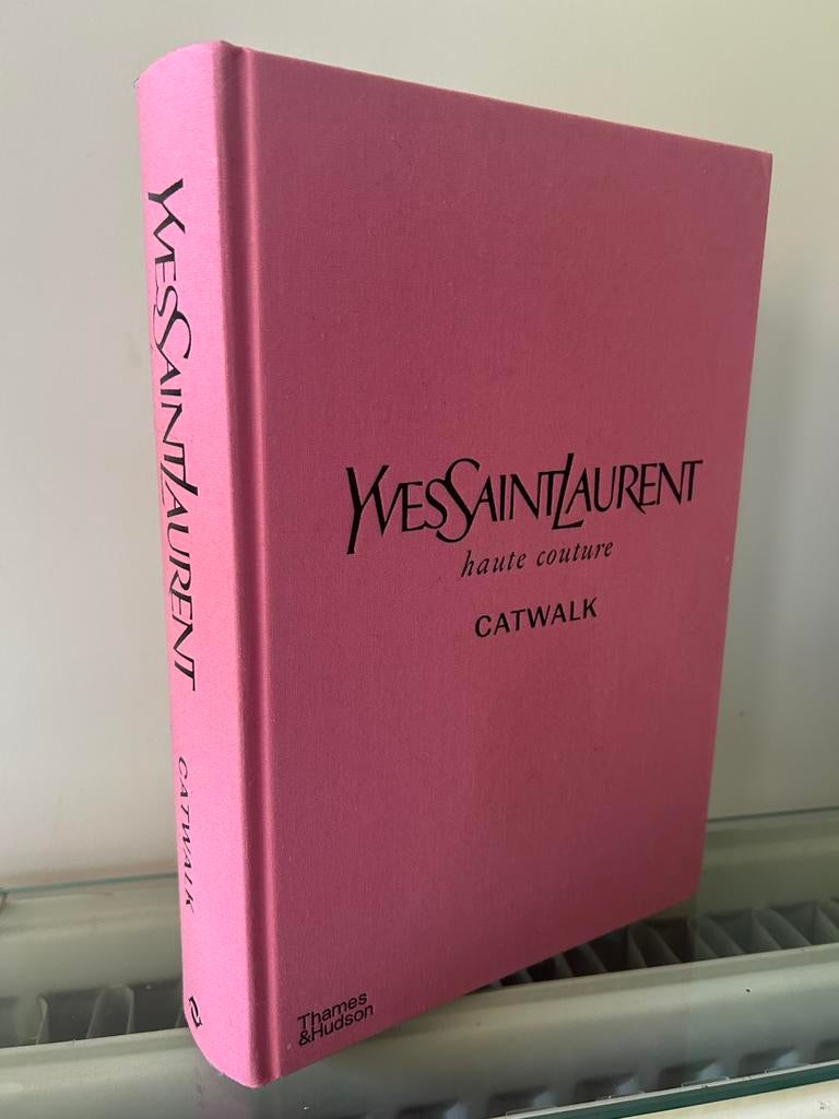 Boek Yves Saint Laurent Catwalk NIEUW, Boeken, Mode, Nieuw, Ophalen