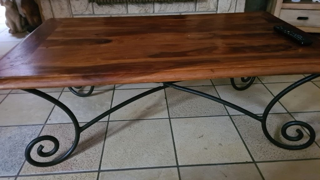 Table basse en bois avec pieds en fer forgé, 100 à 150 cm, Enlèvement, Utilisé, 50 à 100 cm