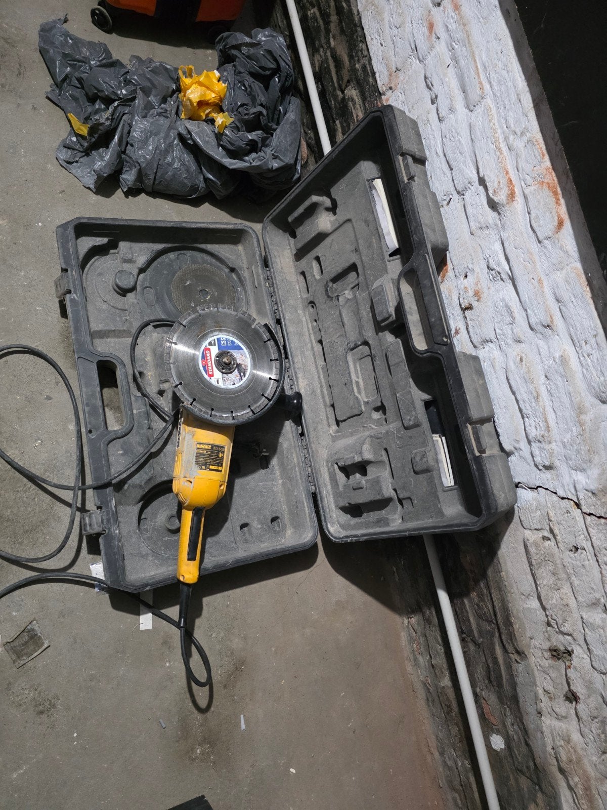 DeWalt haakse slijper, Ophalen