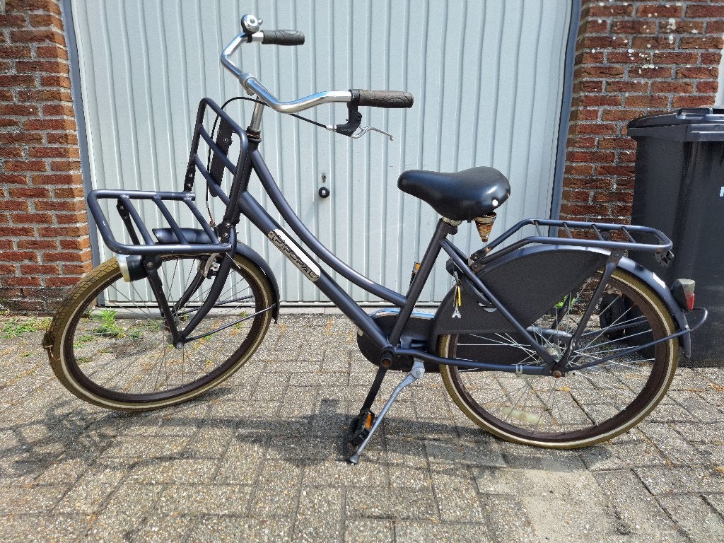 Meisjesfiets met kapotte achterband, Enlèvement, Utilisé