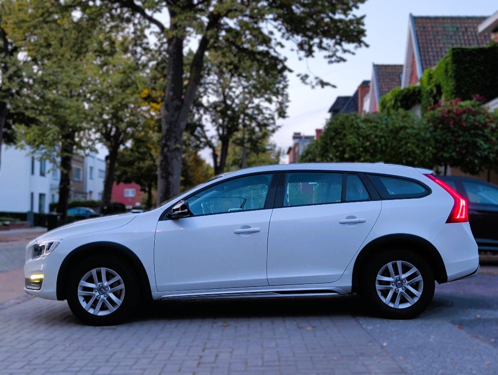 VOLVO V60 CROSS COUNTRY D3 KINETIC REMORQUE 37000 KM!, Cuir, Essai à domicile, Achat, 1800 kg