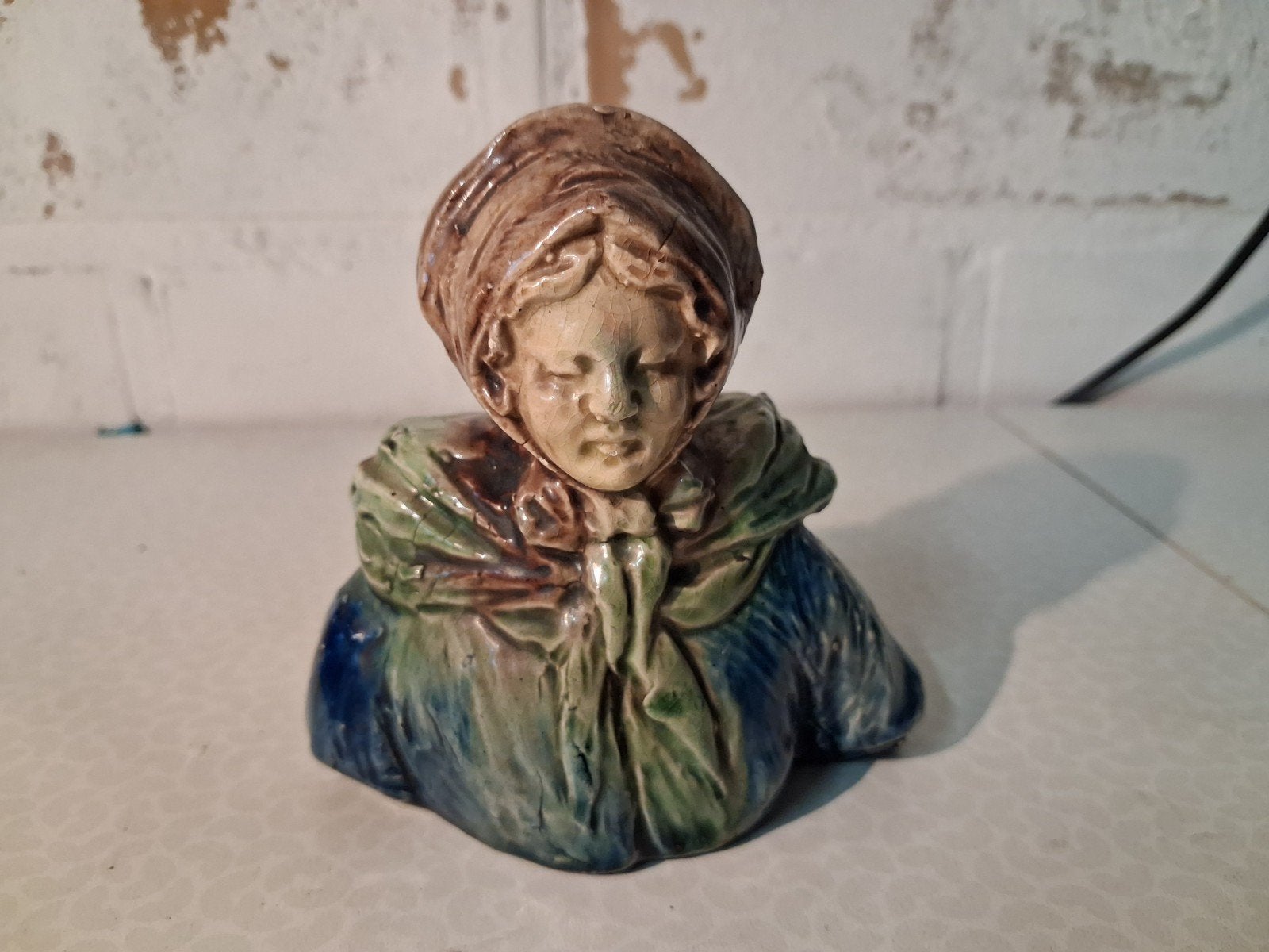 Vlaams aardewerk kustsouvenir vissersmeisje de panne, Ophalen of Verzenden