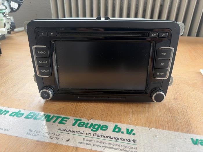 Radio CD Speler van een Volkswagen Touran, Auto-onderdelen, Elektronica en Kabels, Volkswagen, Gebruikt, 3 maanden garantie, Ophalen of Verzenden
