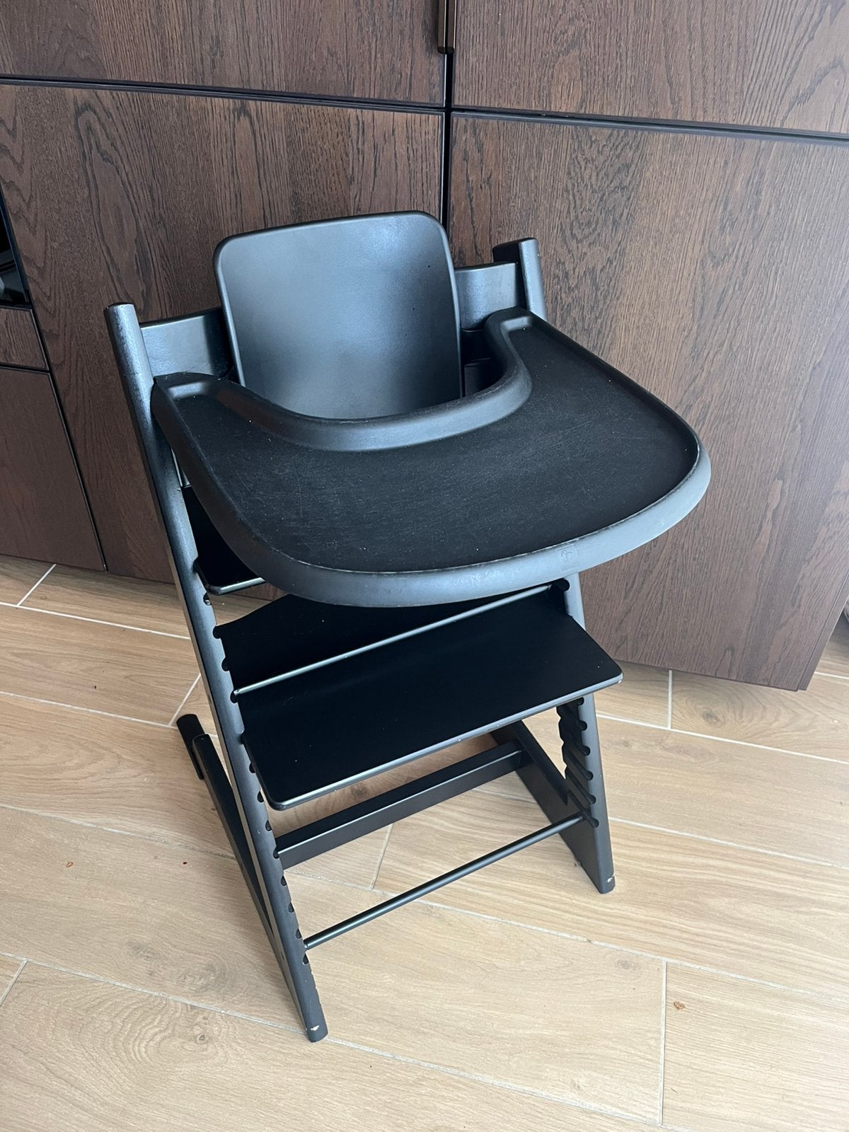 Zwarte stokke tripptrapp stoel met accessoires, Ophalen, Zo goed als nieuw