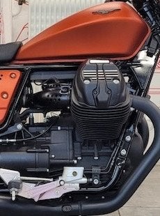 Moto Guzzi V9 Bobber Sport-1000kms État showroom, Motos, Particulier, Naked bike