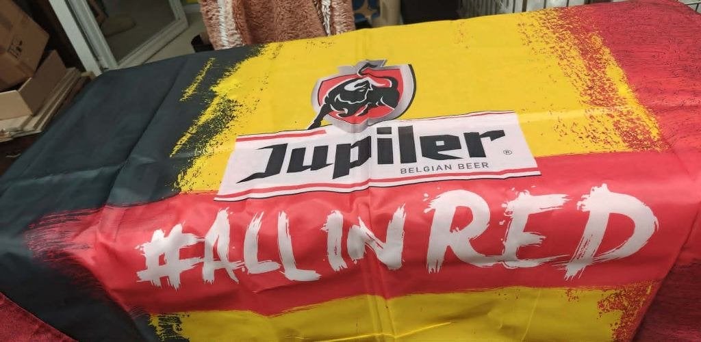 vlag Jupiler Rode Duivels nieuw, Verzamelen, Sportartikelen en Voetbal, Ophalen of Verzenden, Nieuw, Vaantje of Sjaal