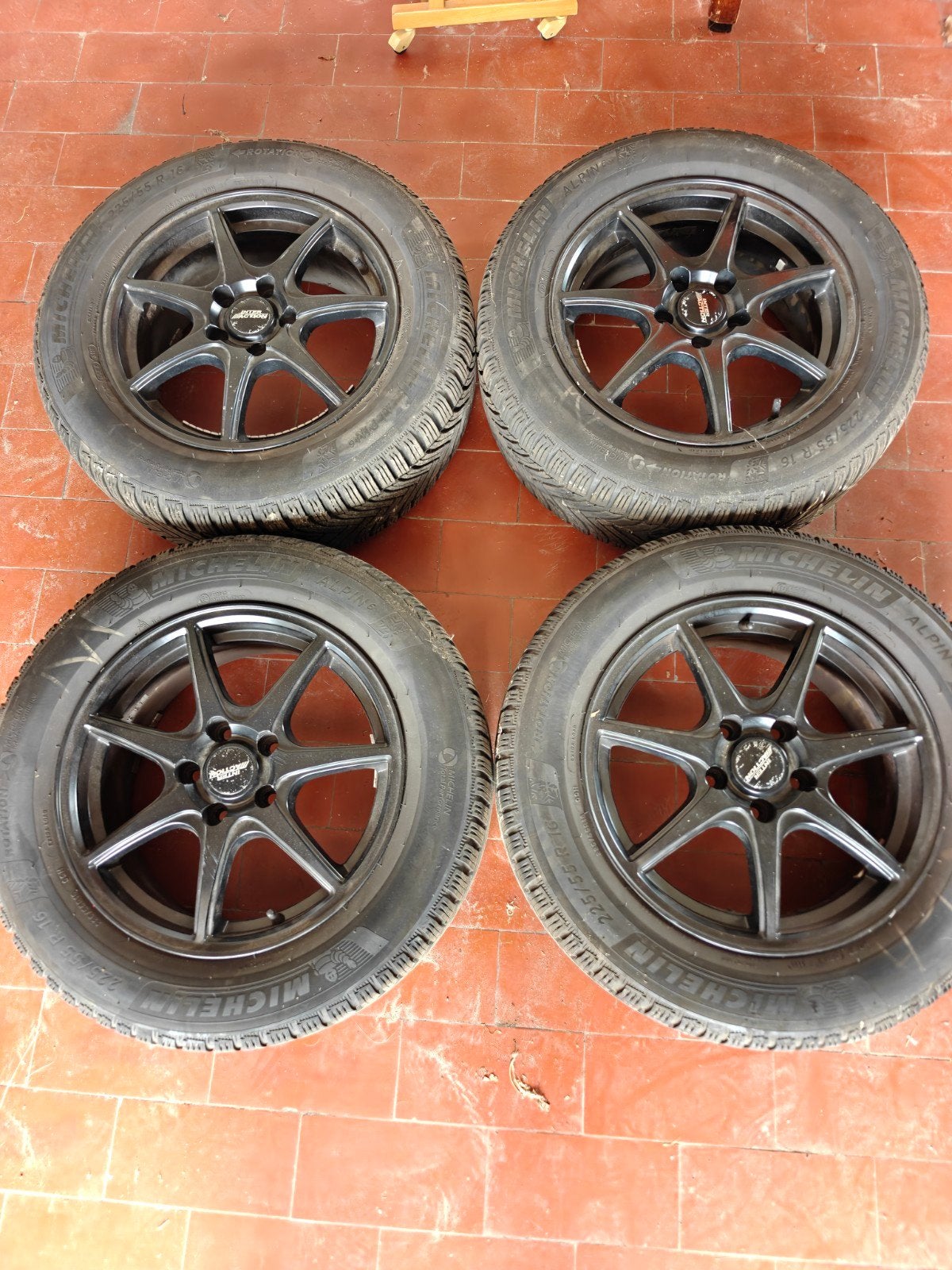 Set winterbanden met velgen 225/55 R16, Autos : Pièces & Accessoires, Pneus et Jantes, Pneus hiver, 16 pouces, Véhicule de tourisme