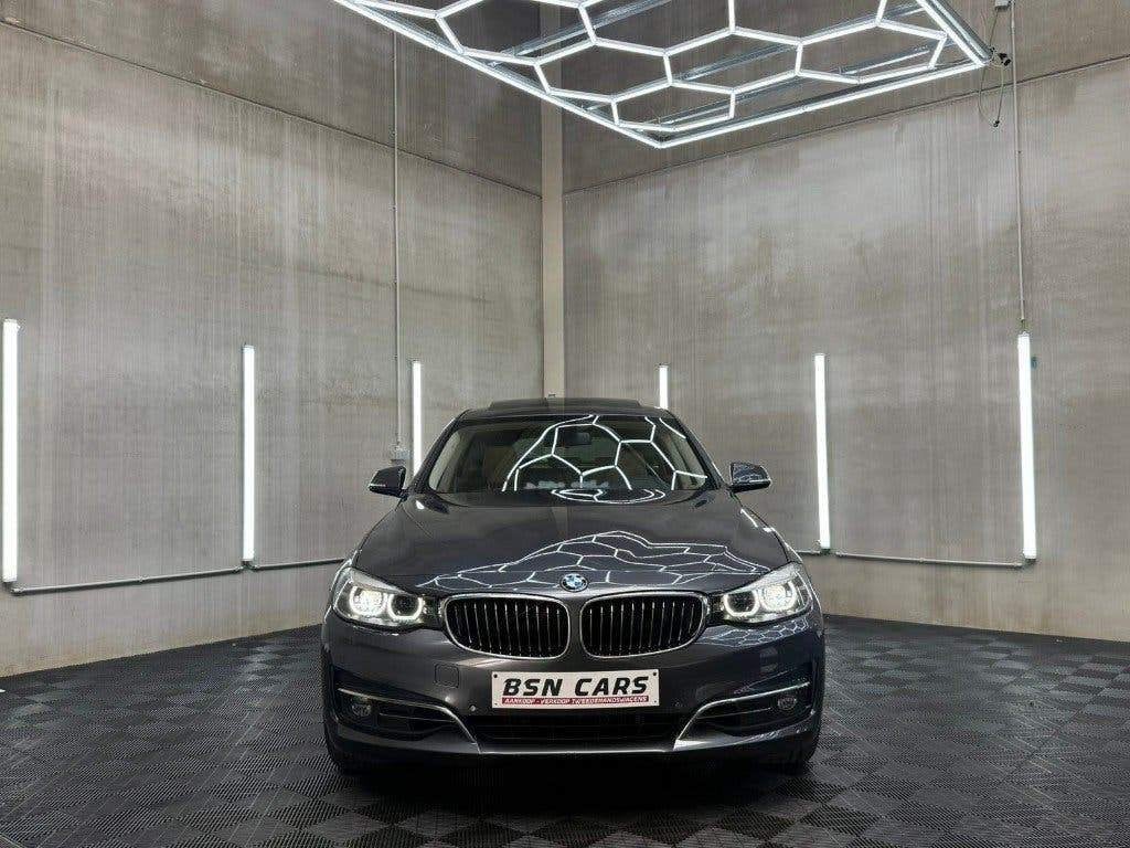 BMW 330i GT XDRIVE/PANO/360CAMERA/MEMORY/GARANTIE, Leder, BMW Premium Selection, Zilver of Grijs, 1999 cc