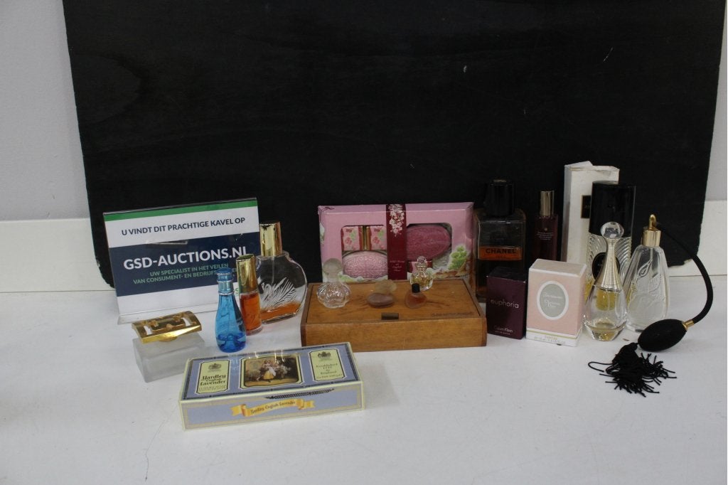 Diverse parfumflessen en luxezepen set, Ophalen of Verzenden, Niet ingevuld, Niet ingevuld, Niet ingevuld