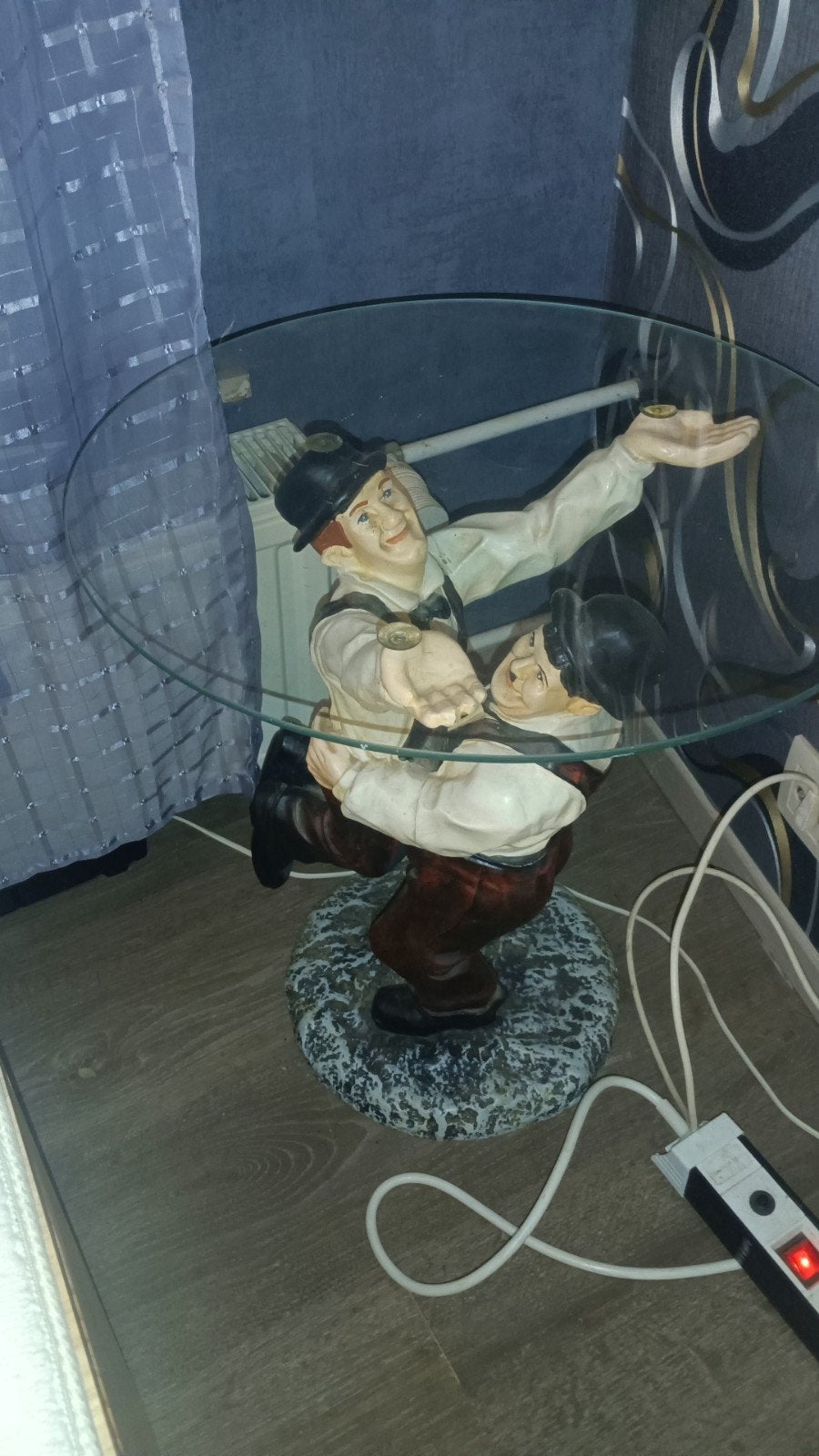 Table d'appoint Laurel et Hardy, Enlèvement