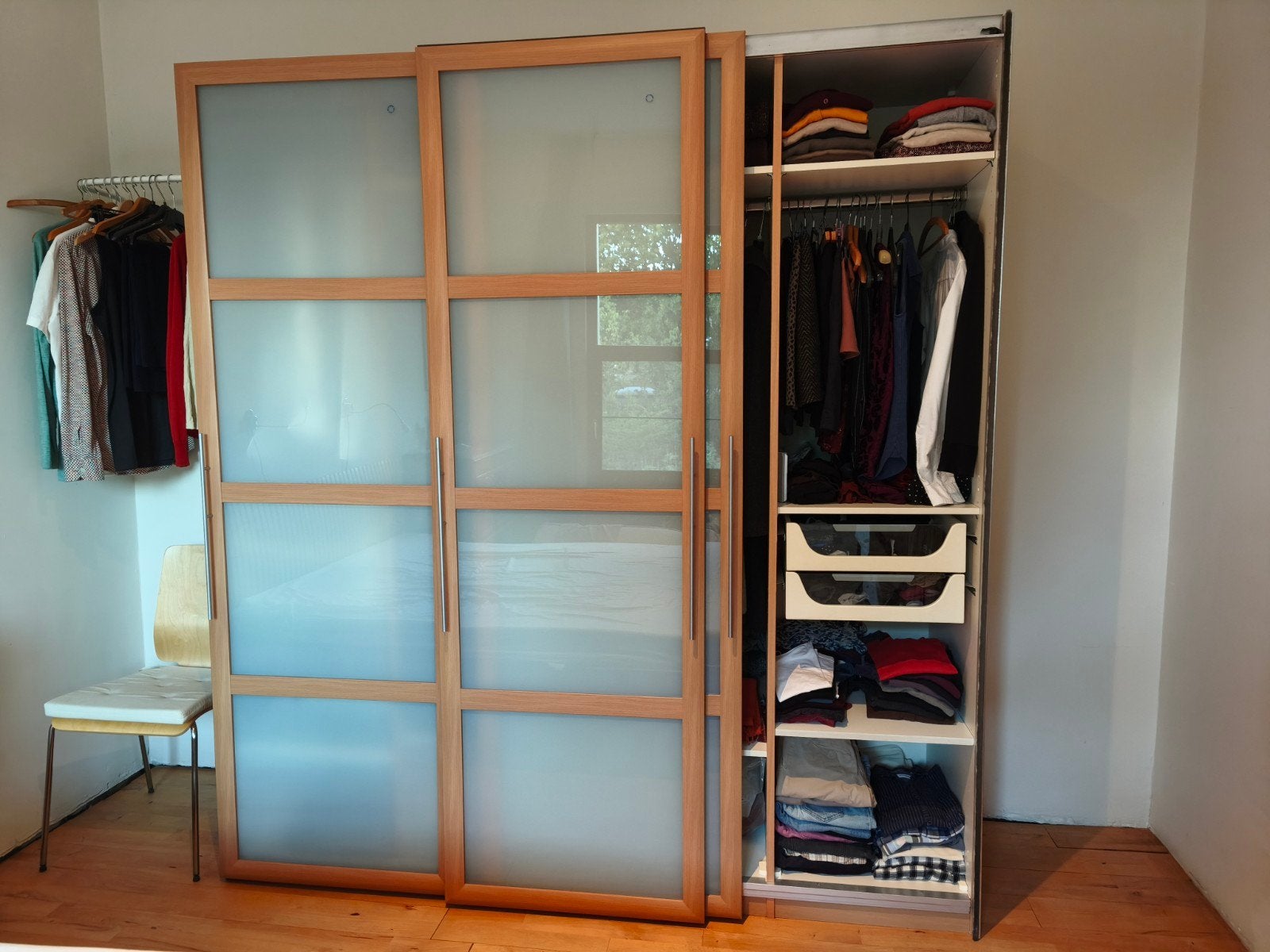kleerkast hout en glas. breedte 2m05, diept 0,6 hoogte 2m18, Enlèvement, Autres essences de bois, Modern