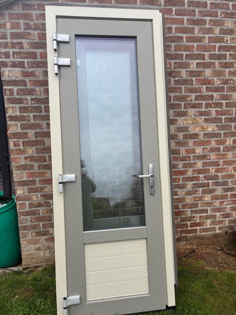 2 pvc buitendeuren, Doe-het-zelf en Bouw, Raamkozijnen en Schuifdeuren, Ophalen