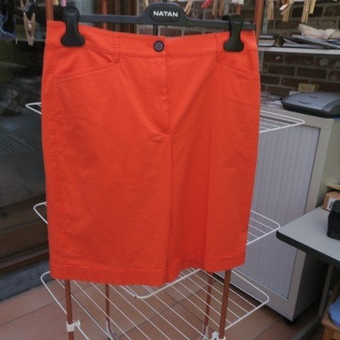 Short nieuw met steekzakken rood MarcCain mt 3 (38-40), Maat 38/40 (M), Nieuw, Ophalen of Verzenden, Driekwart