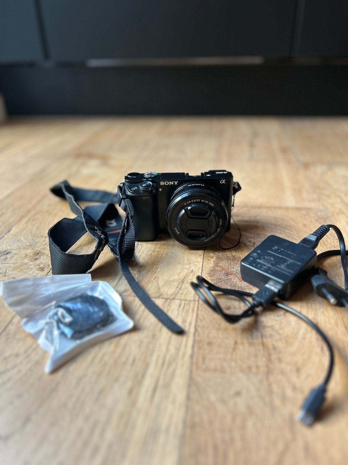 Sony A6000 avec objectif et accessoires, TV, Hi-fi & Vidéo, Enlèvement ou Envoi, Stabilisation d'image, Chargeur, Utilisé