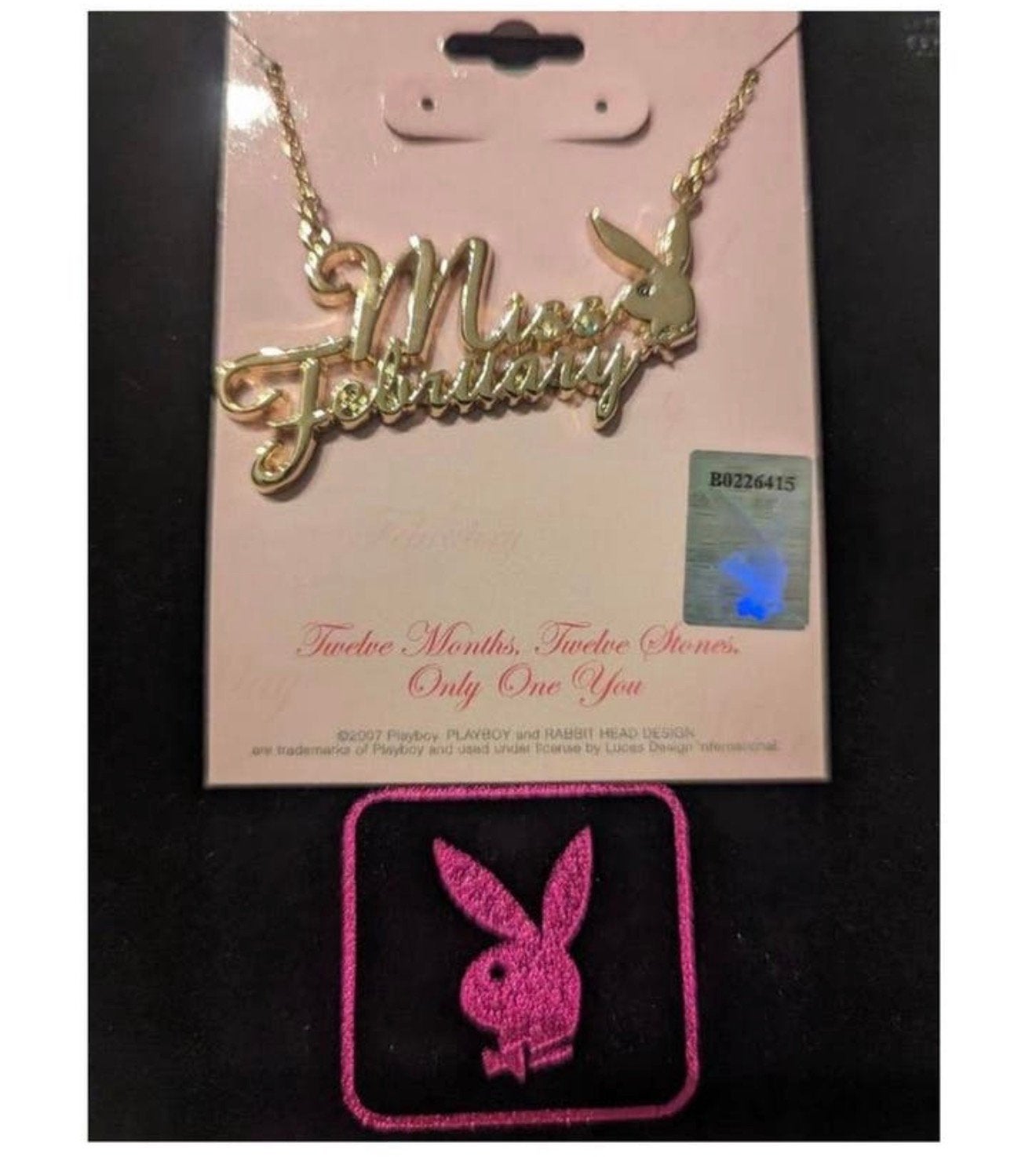 Collier Miss February en métal doré PLAYBOY avec pochette, Neuf, Enlèvement ou Envoi, Or, Autres matériaux