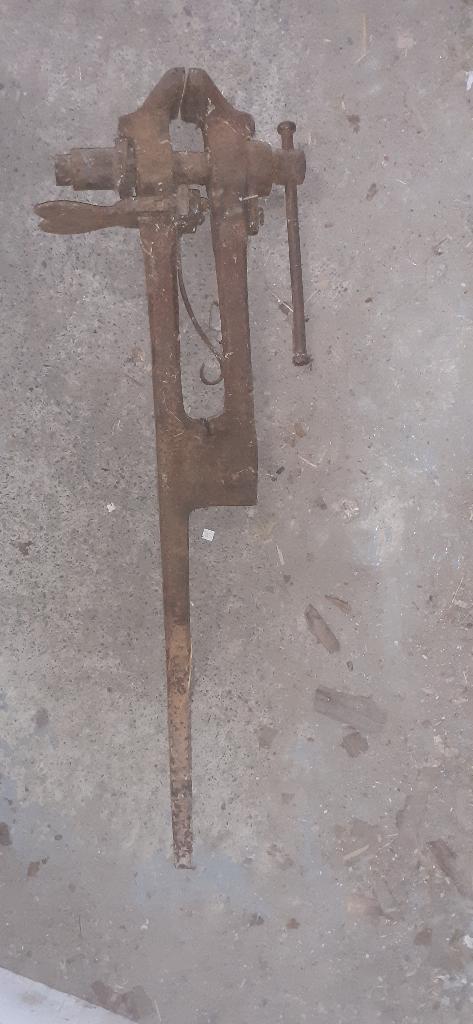 Etau sur pied, Bricolage & Construction, Enlèvement, Utilisé, Moins de 70 cm, Étau