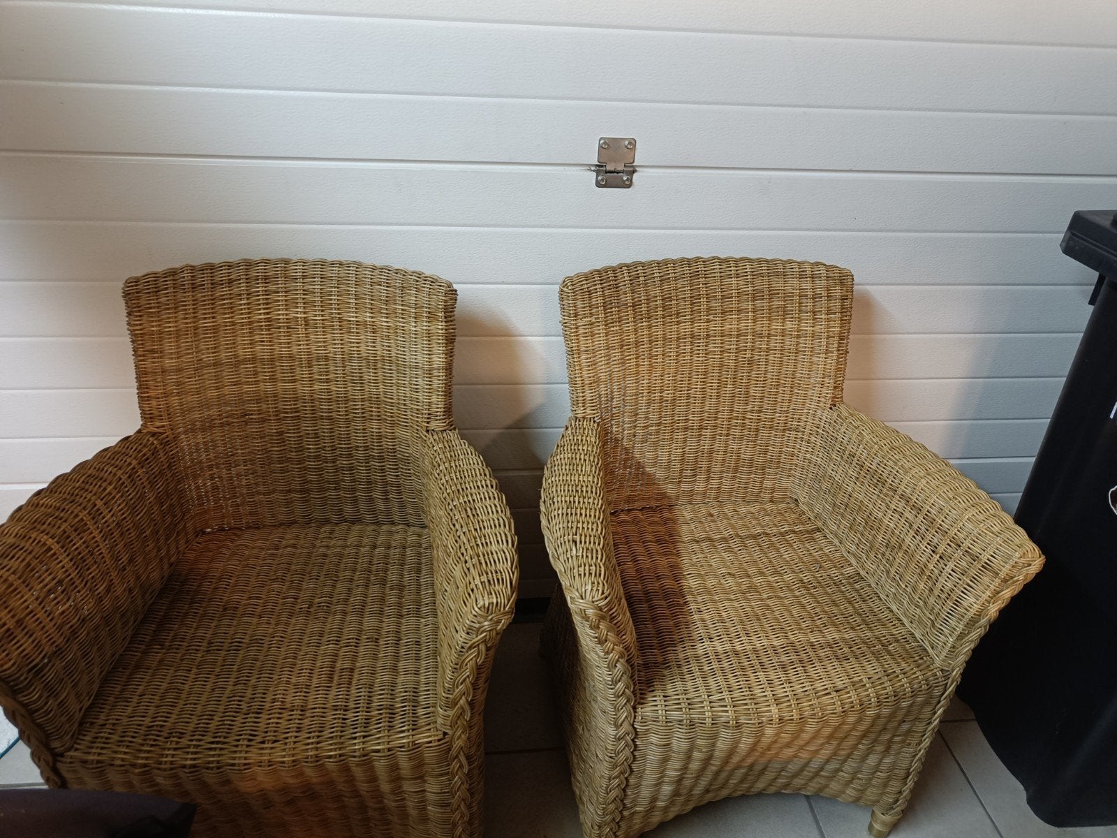 Zware massieve eiken tafel en 4 rieten stoelen, Ophalen