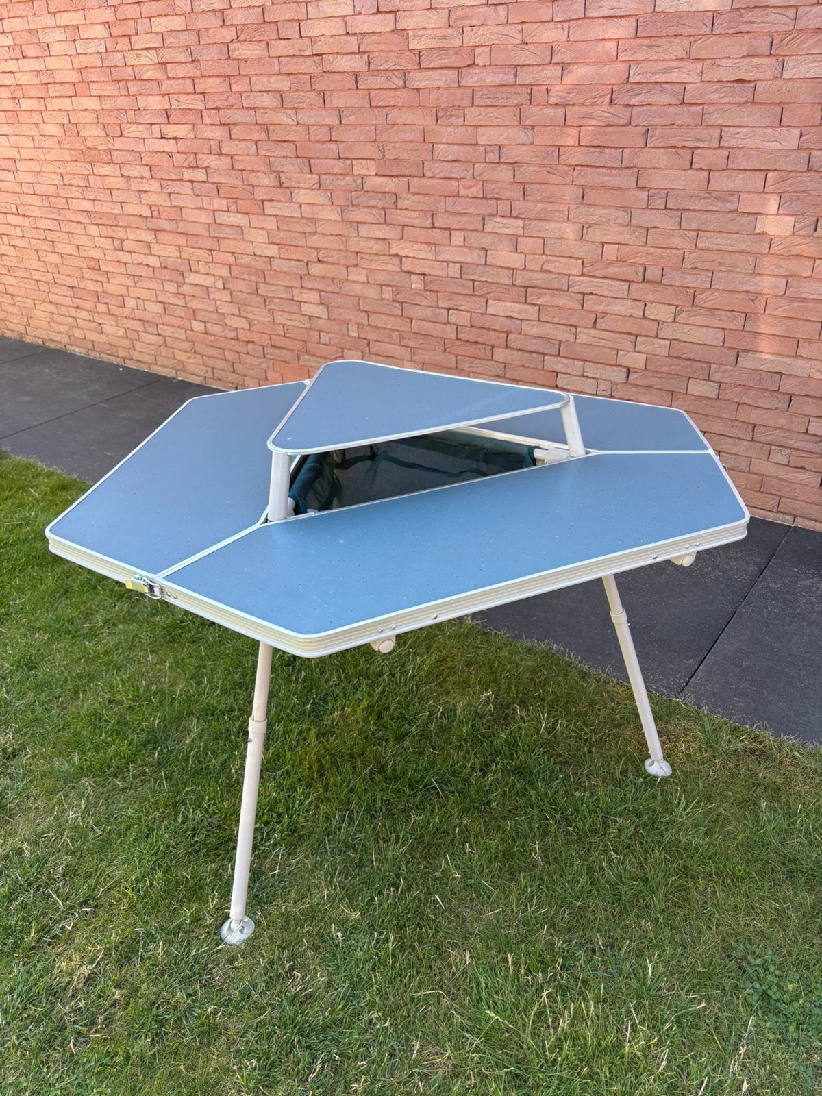 Campingtafel 6 personen hexagon quechua, Ophalen, Zo goed als nieuw, Campingtafel