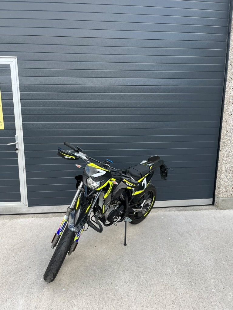 sherco 50 SM zwart en geel jaar 2024 936 KM!!!, Fietsen en Brommers, Ophalen, 6 versnellingen, Sherco, 50 cc