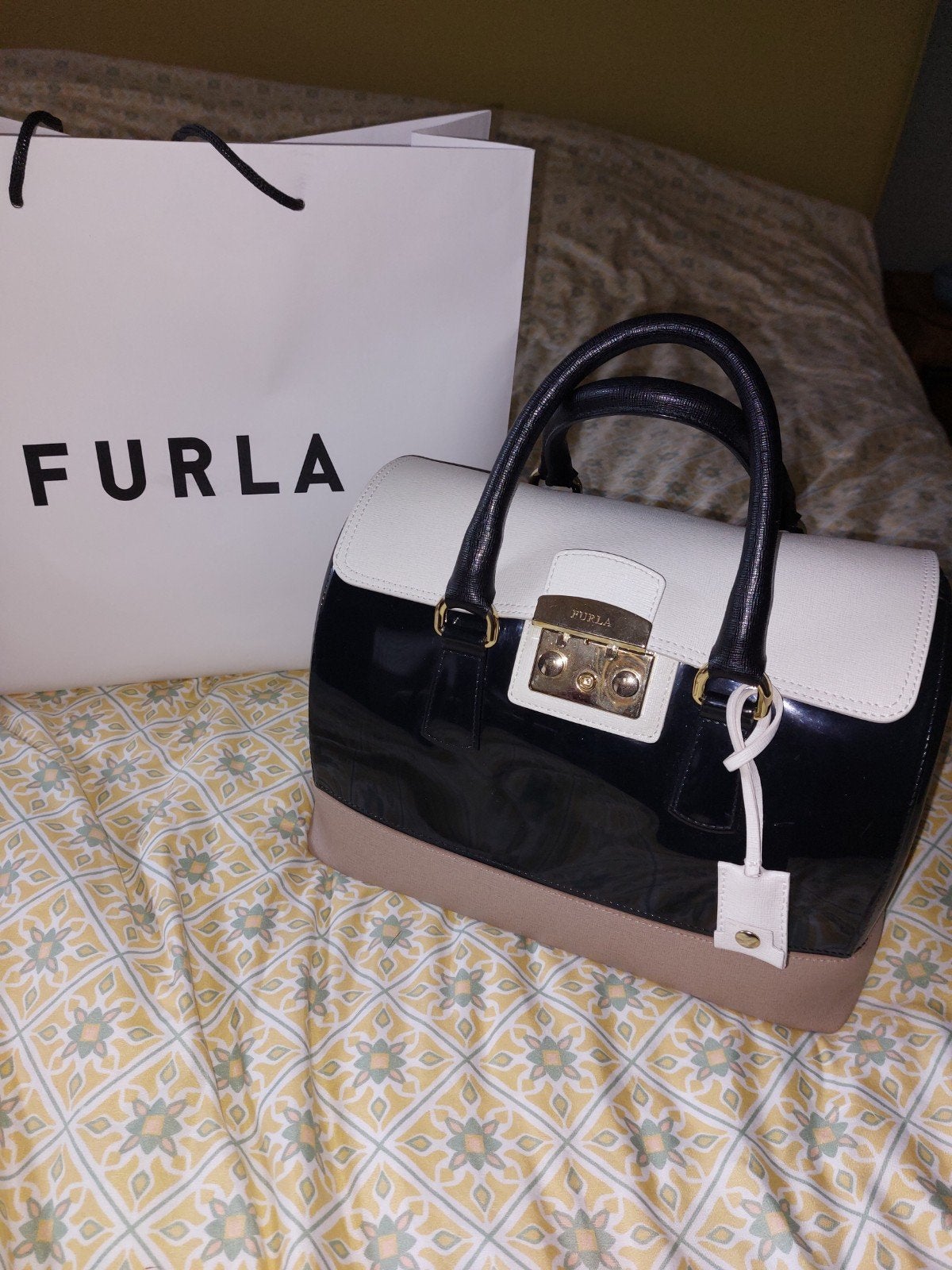 Twee hand tassen Furla en Michael korfs, Enlèvement