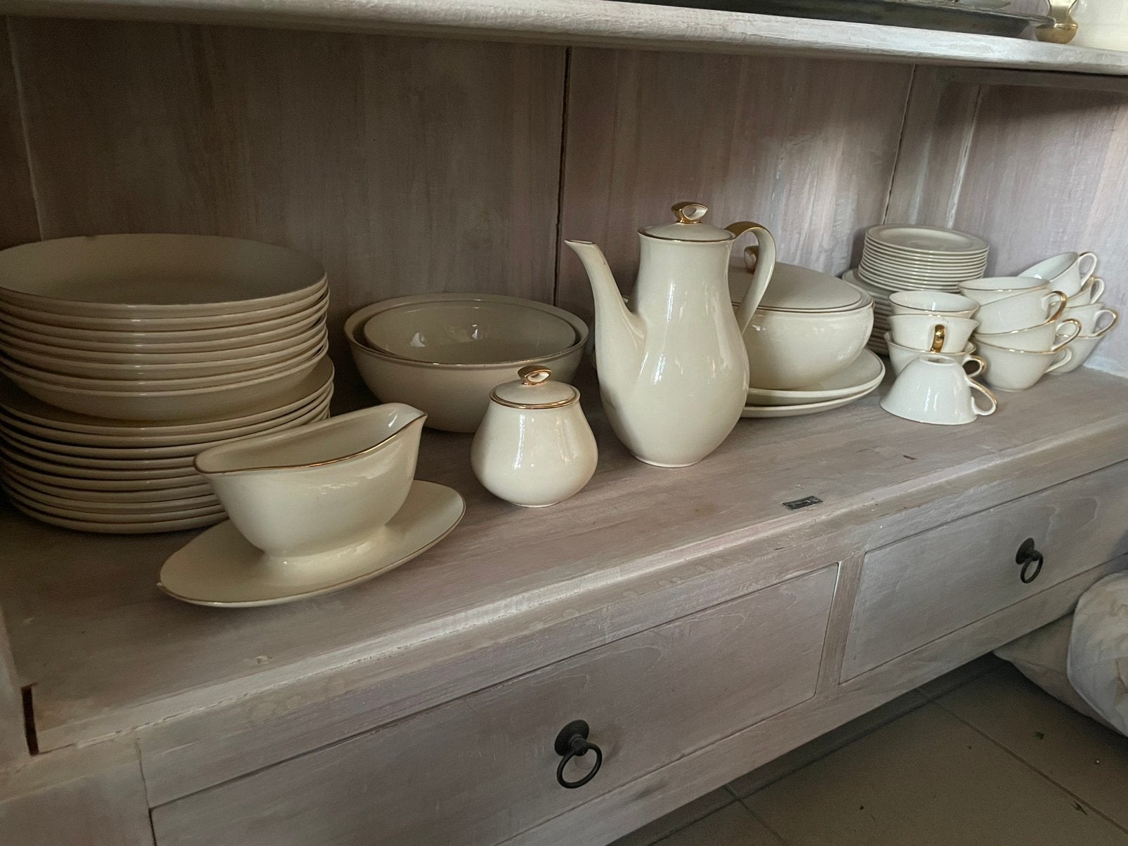 Groot vintage servies Boch Frères 61 stuks ivoor en goud, Antiek en Kunst, Ophalen