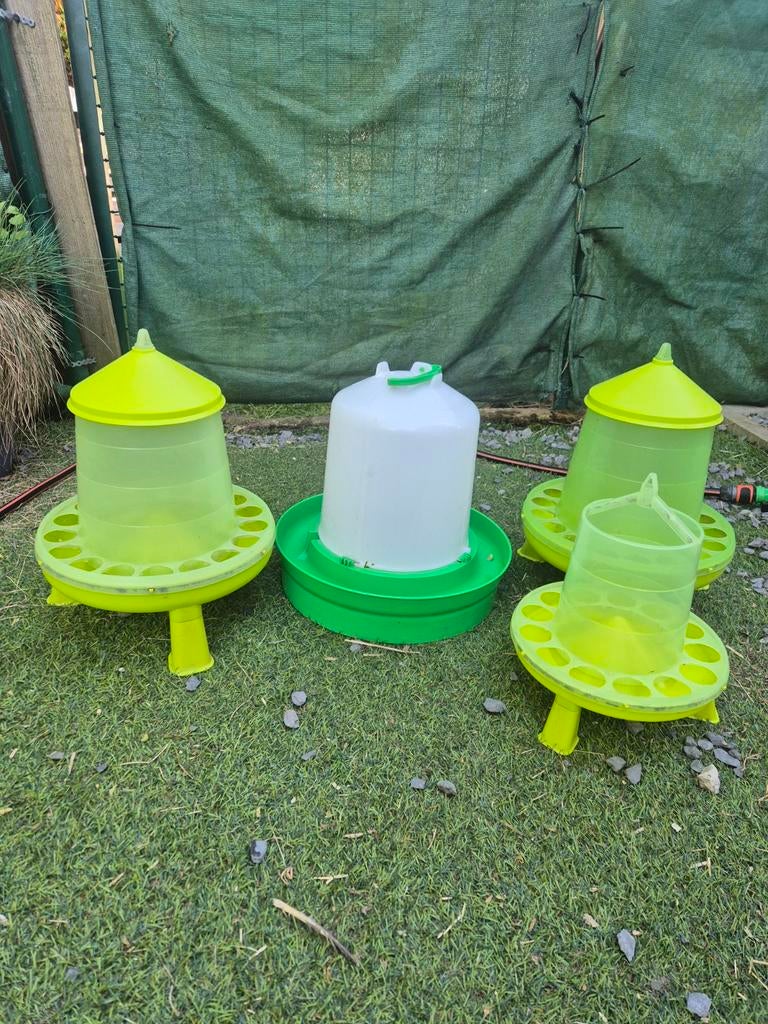 Voer en drinkbakken kippen, Ophalen