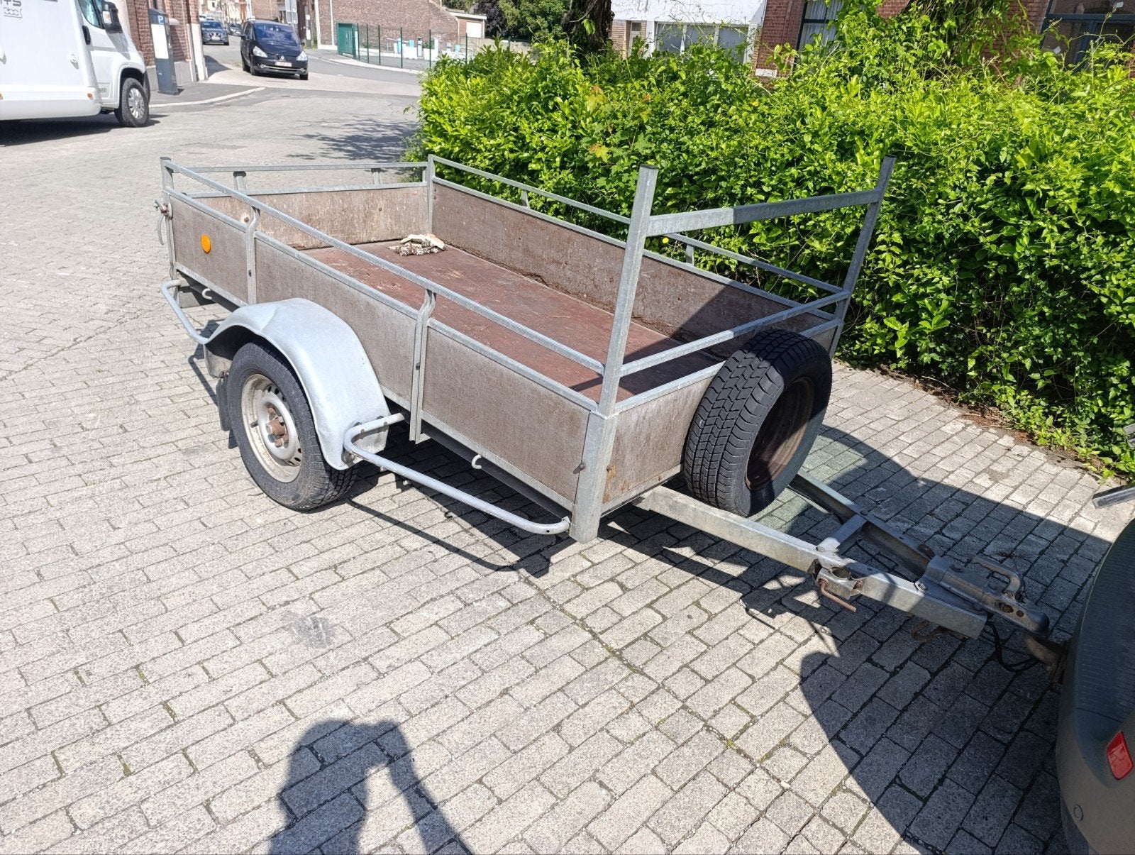 Loue Remorque Robuste 750 kg (220 x 125)
(Travaux, déménagem, Autos : Pièces & Accessoires, Attelages, Enlèvement ou Envoi