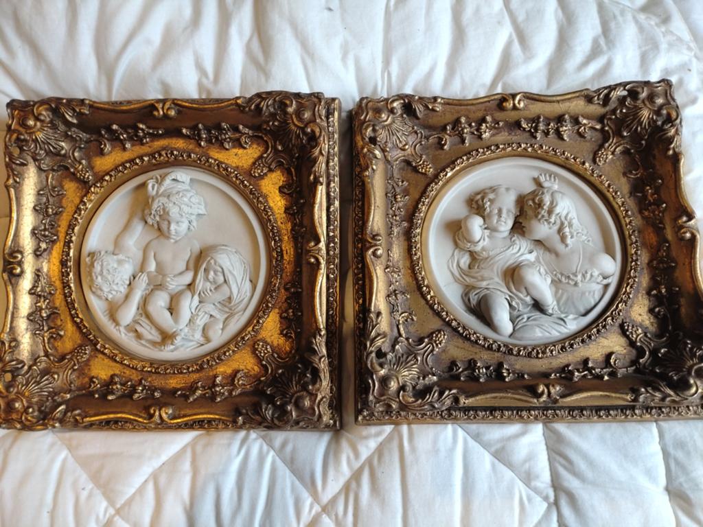 2 Gipsen medaillons in houten kader, Antiek en Kunst, Ophalen