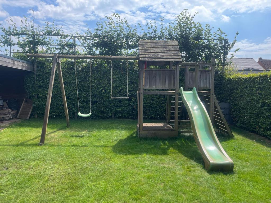 Houten speelhuisje, Kinderen en Baby's, Speelgoed | Buiten | Speeltoestellen, Ophalen, Gebruikt, Schommel