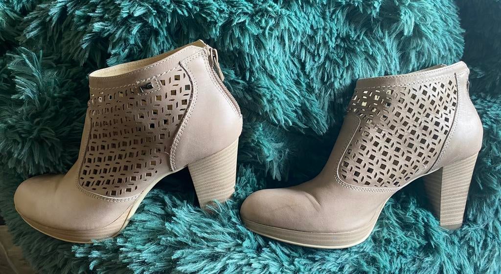 Nero Giardini laarzen met korte hak maat 37, Kleding | Dames, Schoenen, Ophalen, Zo goed als nieuw, Beige