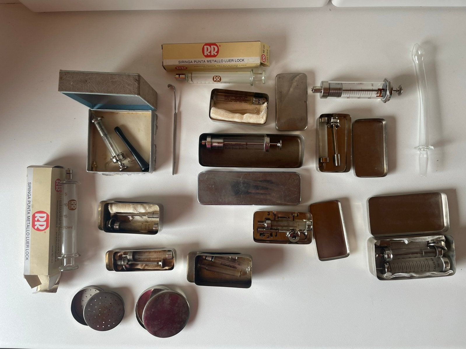 Antiek medisch materiaal: verbanddozen en spuiten, Antiquités & Art, Antiquités | Outils & Instruments, Enlèvement ou Envoi