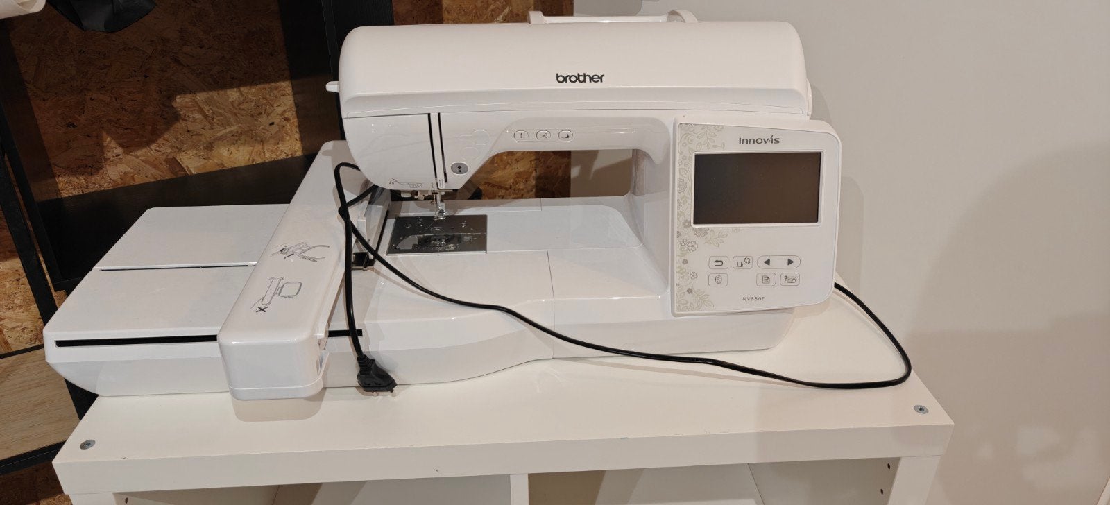 Brother Innovis 880E - software PE Design Plus 2, Hobby & Loisirs créatifs, Broderie & Machines à broder, Machine à broder, Enlèvement