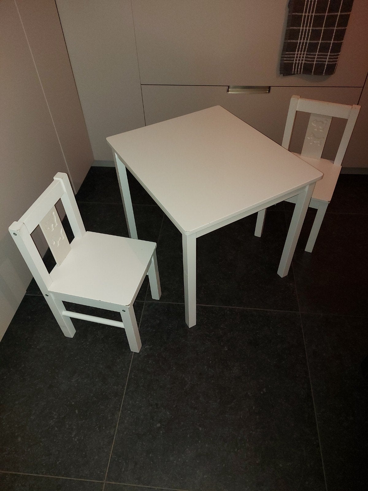 Kindertafeltje met 2 stoelen, Kinderen en Baby's, Kinderkamer | Tafels en Stoelen, Ophalen, Stoel(en)