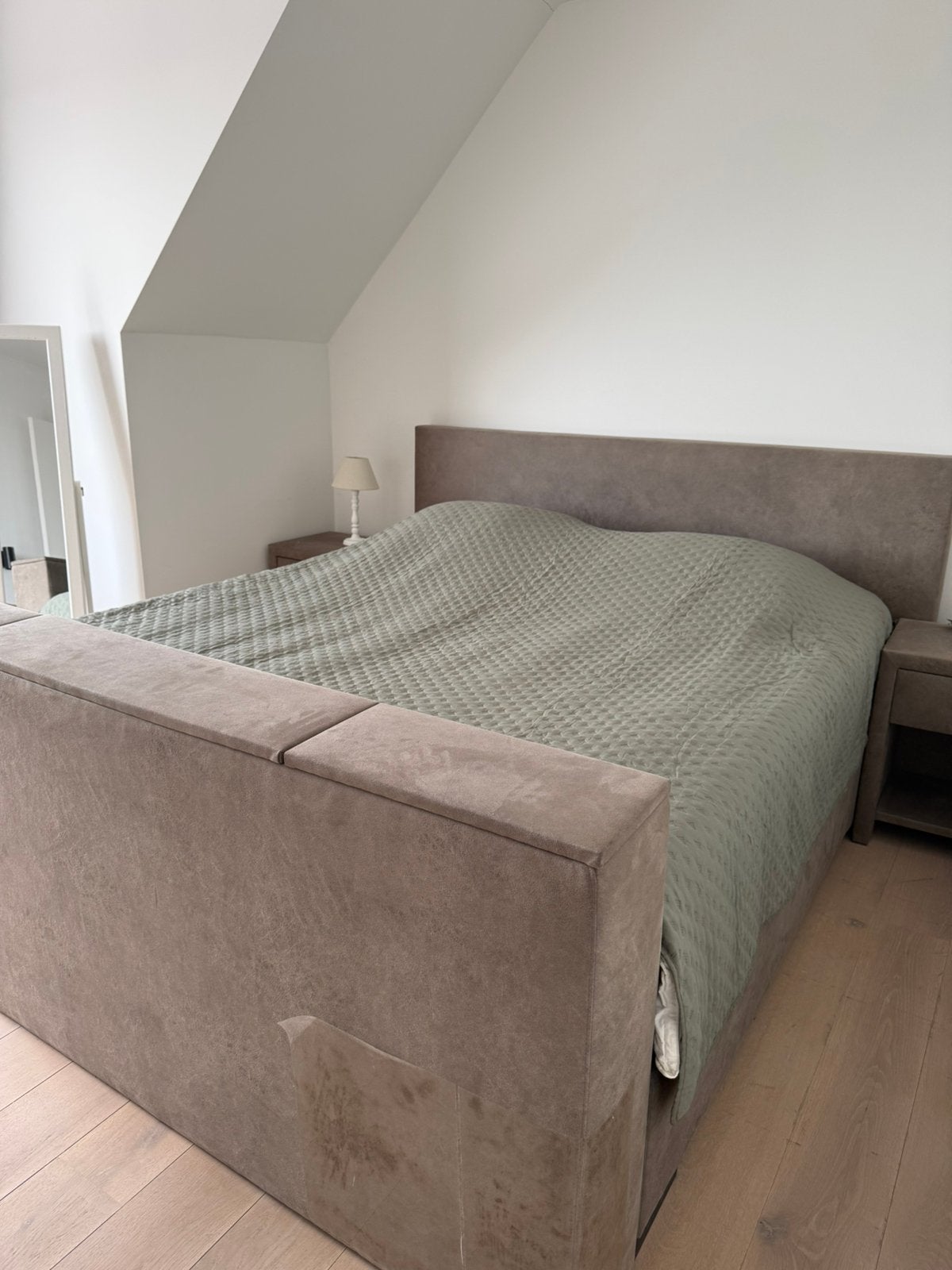 Bed met lift tv en afstandbediening en nachtkastjes, Huis en Inrichting, Ophalen, Gebruikt, Beige, Tweepersoons