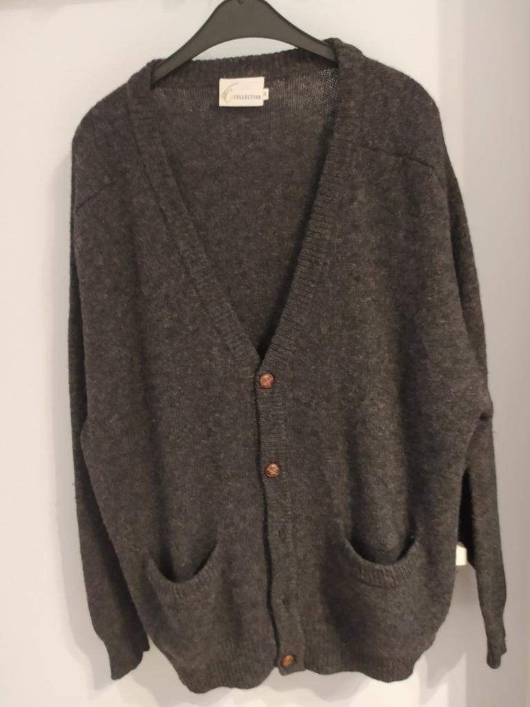 Donkergrijze wollen herencardigan maat 54, Kleding | Heren, Maat 52/54 (L), F.C. Collection, Ophalen of Verzenden, Grijs