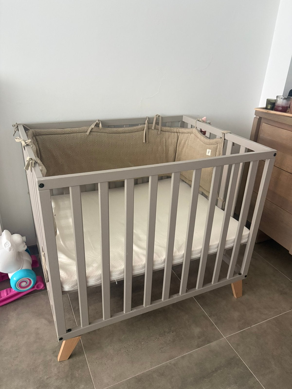 Grijze houten babybox met matras en bekleding, Kinderen en Baby's, Babyparken, Ophalen, Zo goed als nieuw