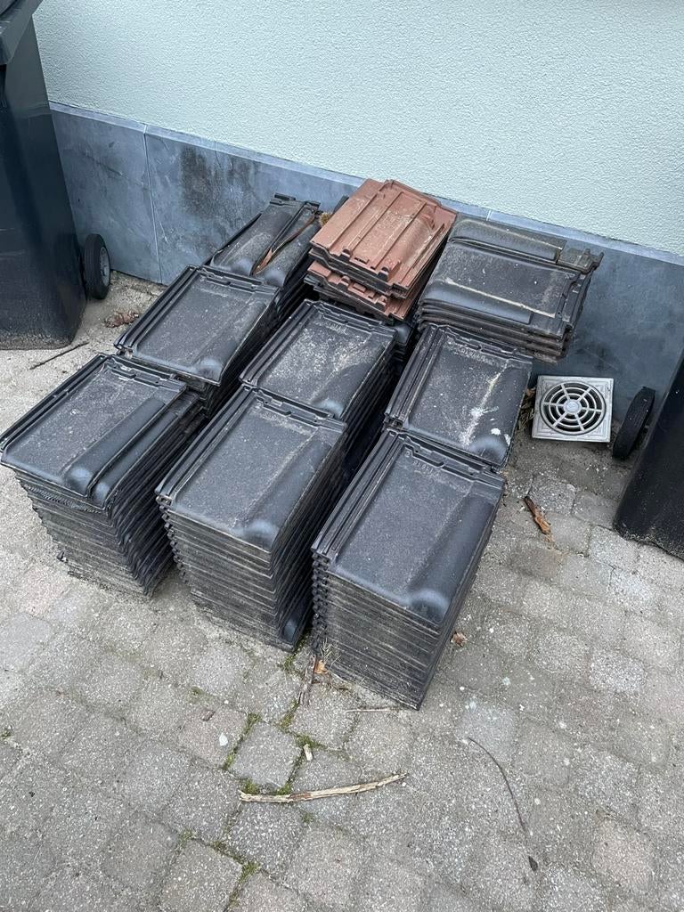 110+ dakpannen, Ophalen, 10 tot 15 m², Steen of Klei, Zwart
