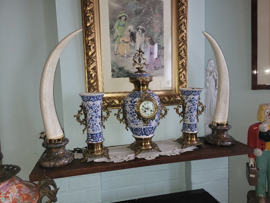 mooie antieke klok met zijstukken (vazen) delft, Ophalen