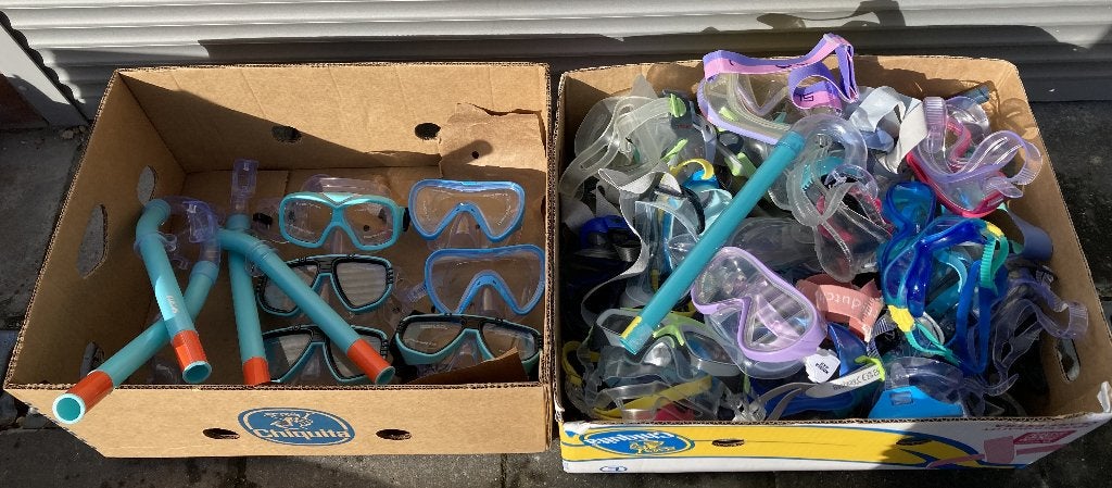 bananendoos met 45 duikbrillen/snorkelbrillen, Diversen, Ophalen