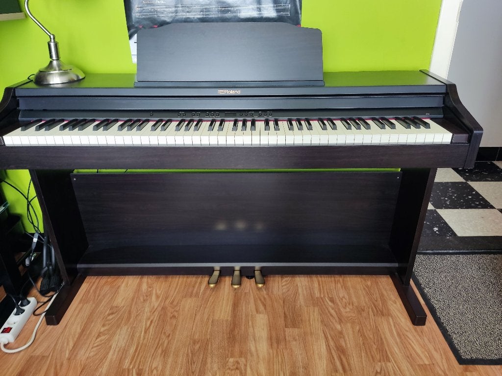 Piano numérique Roland - état neuf, Musique & Instruments, Pianos, Enlèvement, Neuf, Brun, Piano