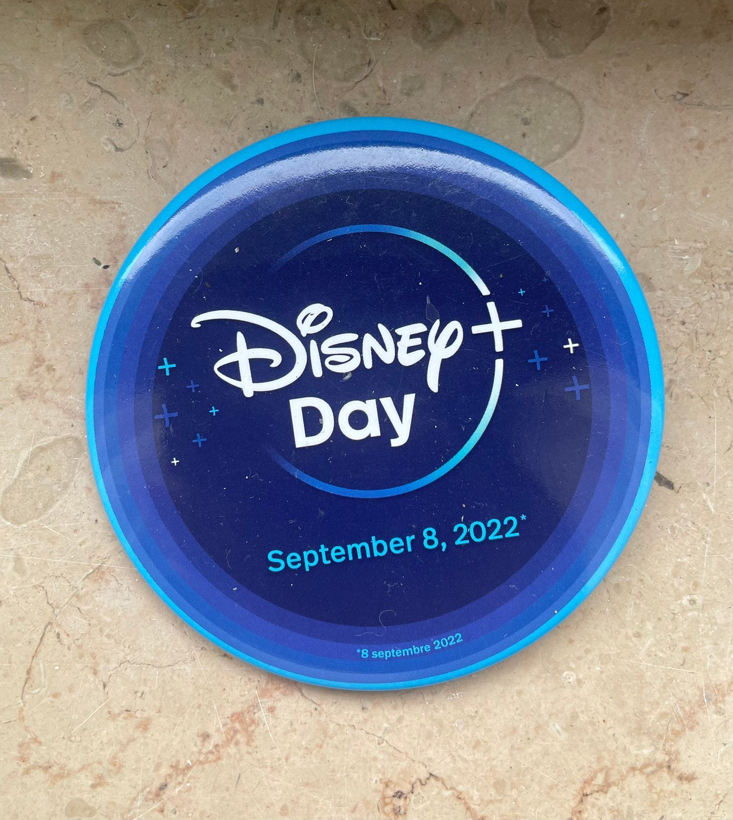 Badge Disney+ Day 2022 Collector Officiel Disney, Collections, Broches, Pins & Badges, Envoi, Comme neuf, Marque, Insigne ou Pin's