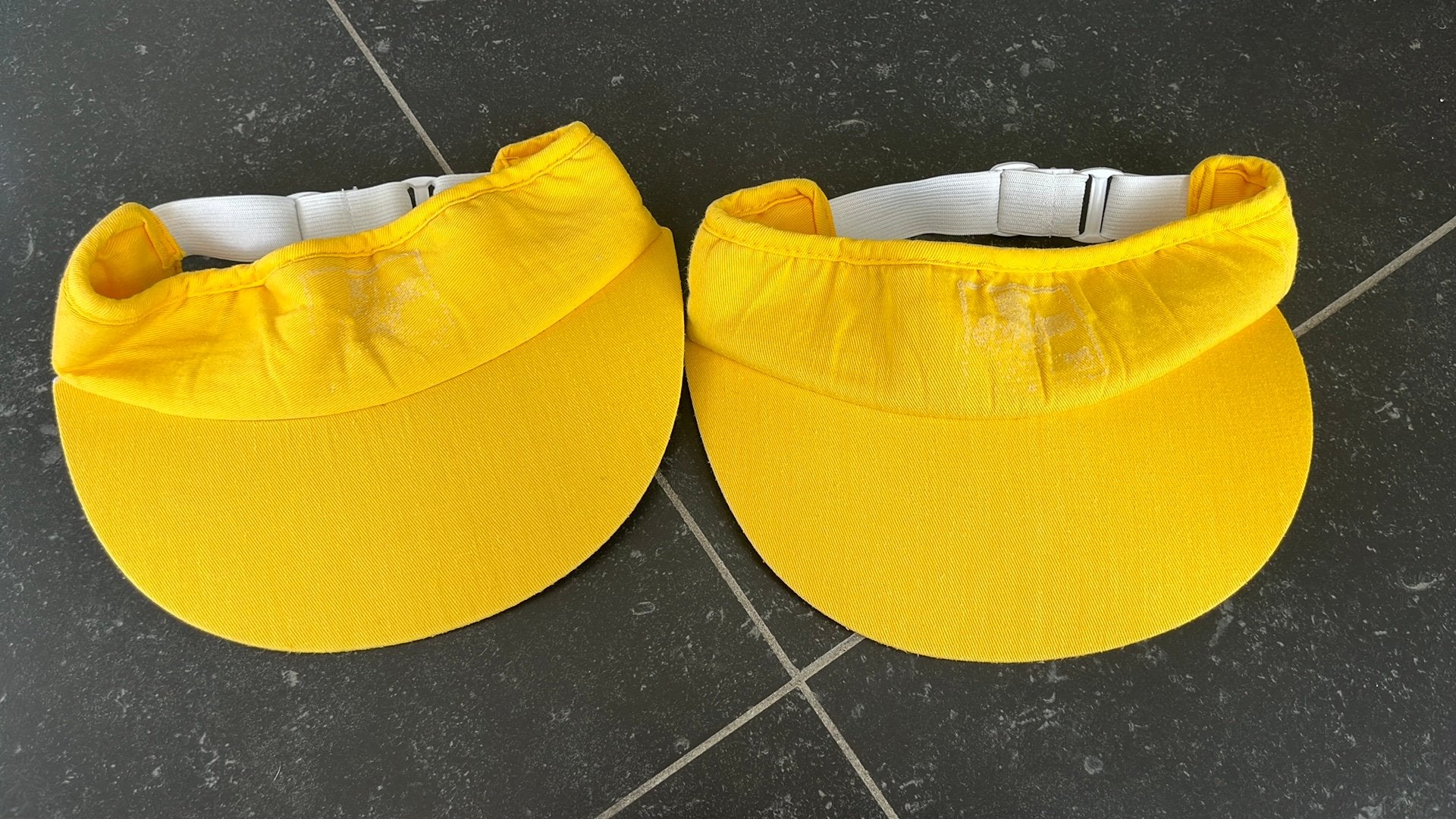 2 petjes/zonnekleppen, Ophalen, Zo goed als nieuw