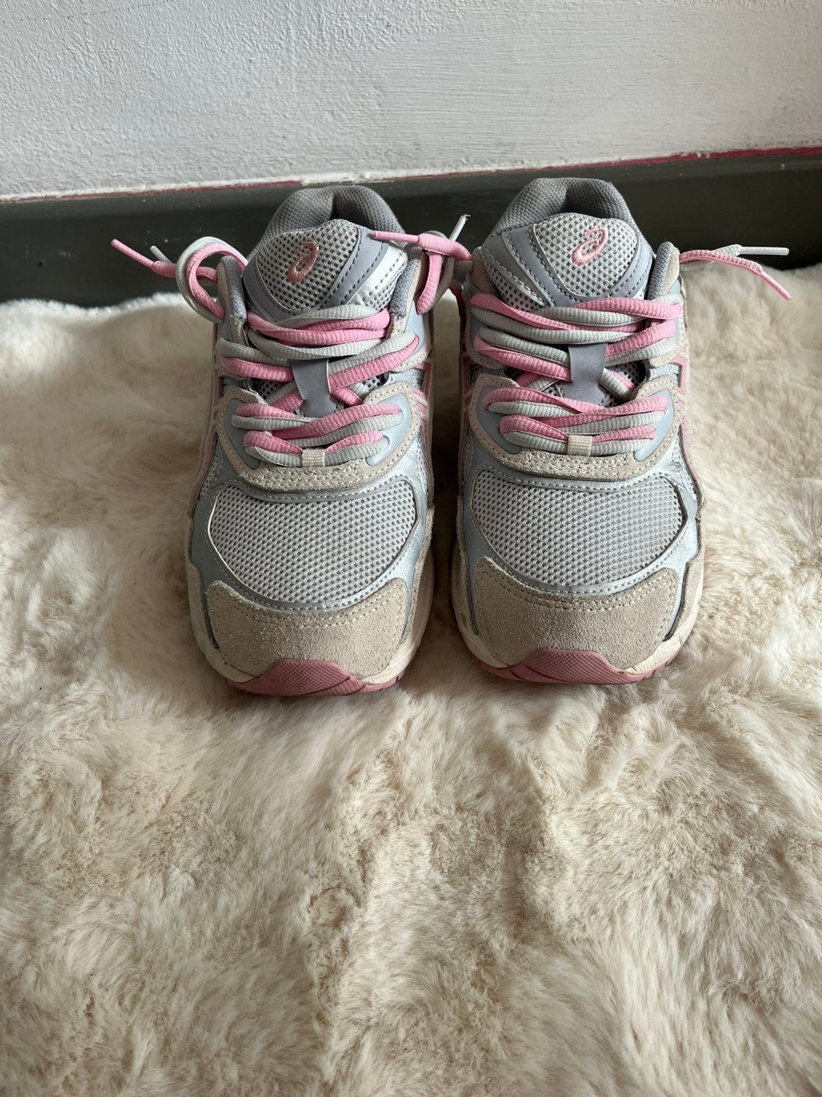 Heel mooi, roze witte asics maat 39 met speciale veters, Kleding | Dames, Schoenen, Ophalen, Zo goed als nieuw, Sneakers, Roze