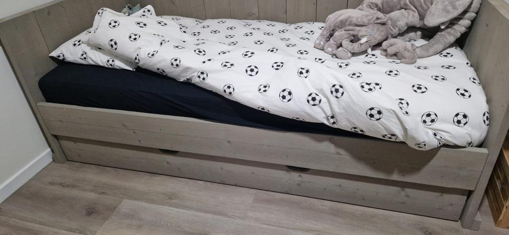 eenpersoonsbed van steigerhout 200cmx80cm, Kinderen en Baby's, Ophalen, Zo goed als nieuw, Matras