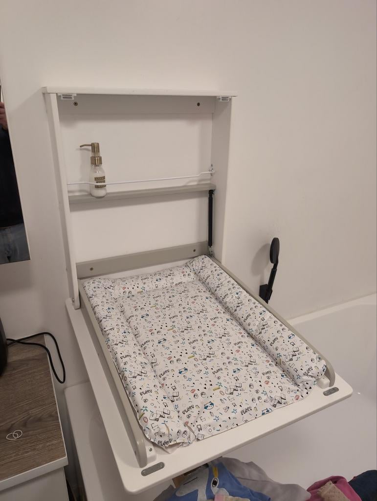 Verzorgingskussen tegen de muur, Kinderen en Baby's, Kinderkamer | Commodes en Kasten, Ophalen