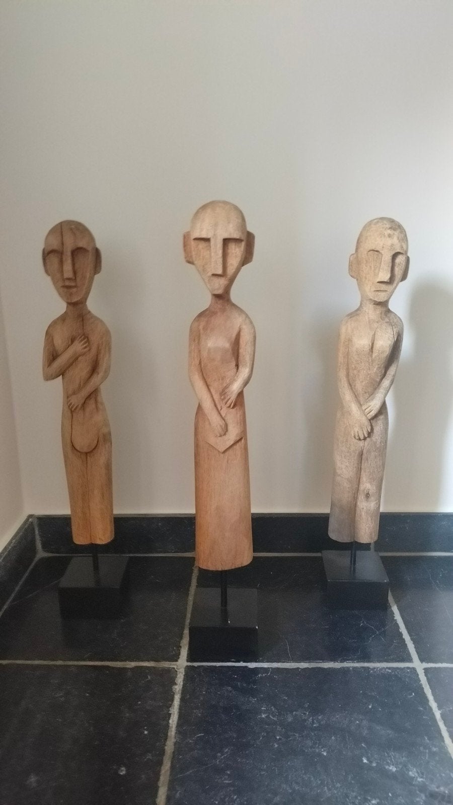 Trio abstracte houten beeldjes op voet, Enlèvement