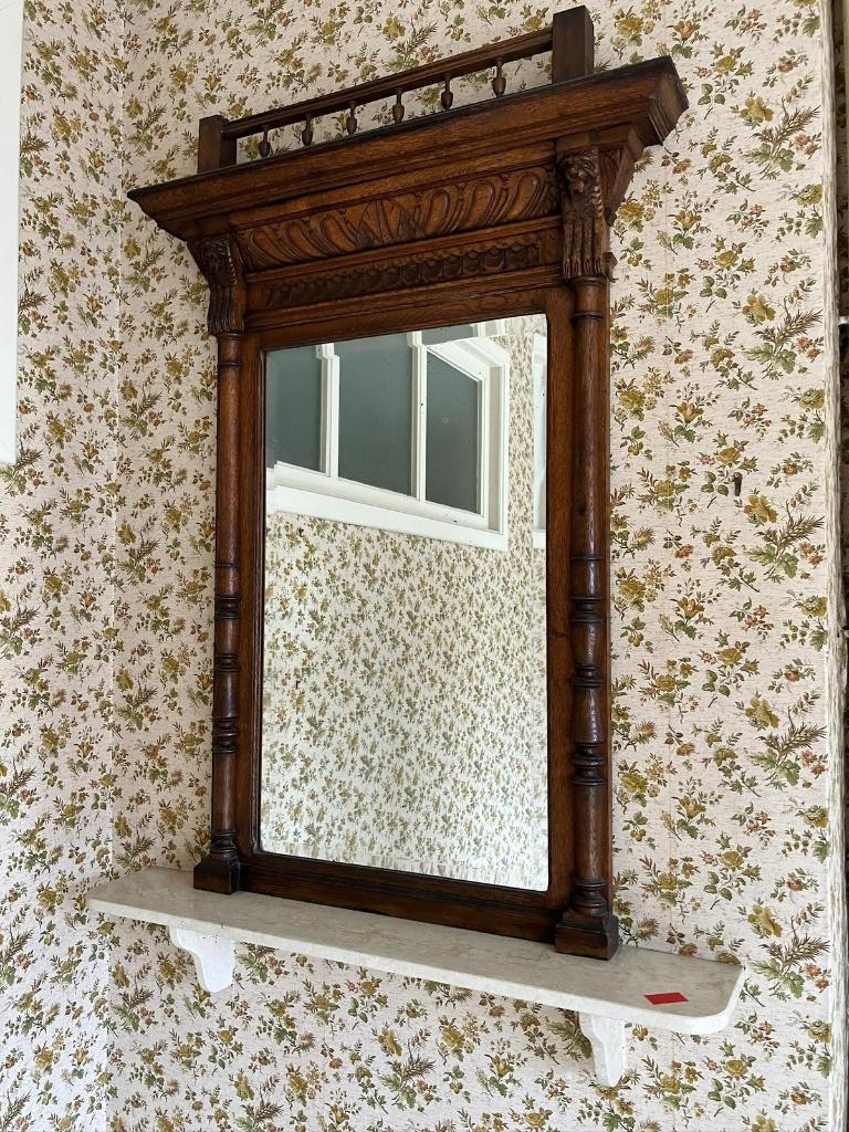 Antieke spiegel met houten ornamenten, Antiek en Kunst, Ophalen, Rechthoekig, 50 tot 100 cm, 100 tot 150 cm