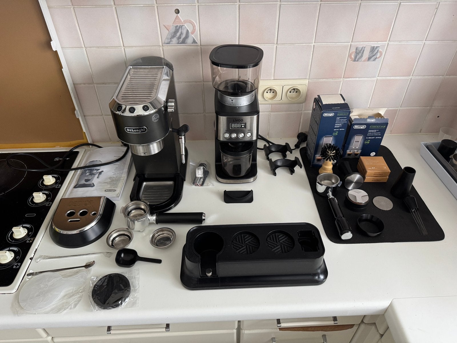 Lot Barista De'Longhi Dedica + Moulin + Accessoires Pro, Réservoir d'eau amovible, 2 à 4 tasses, Café moulu, Comme neuf