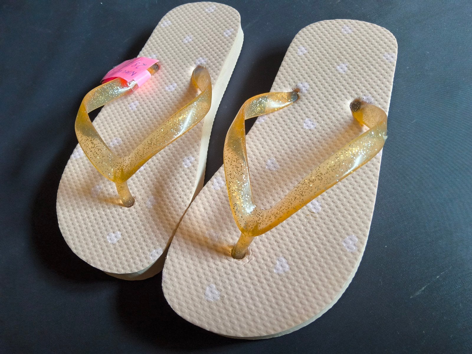 Zalmroze teenslippers Kruidvat maat 28/29 hartjes/glitter €2, Enfants & Bébés, Neuf, Enlèvement, Chaussures, Fille
